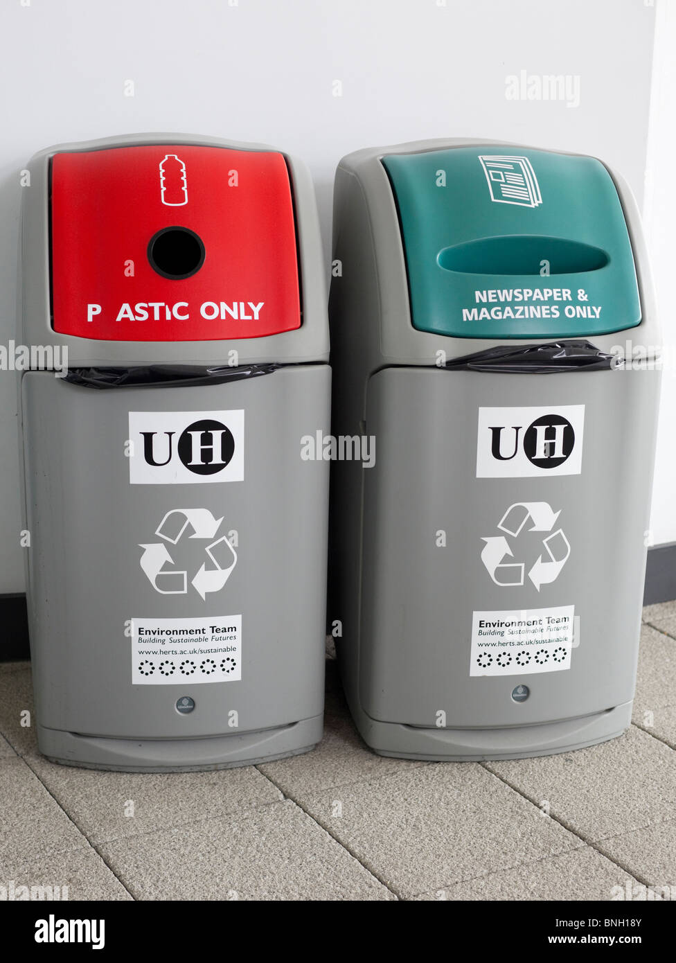 Deux bacs de recyclage, London, UK Banque D'Images
