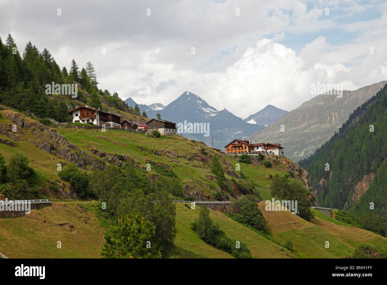 Ferme typique de campagne et des maisons dans les montagnes dans la vallée de l'Ötztal près de dégazage de l'Autriche. Banque D'Images