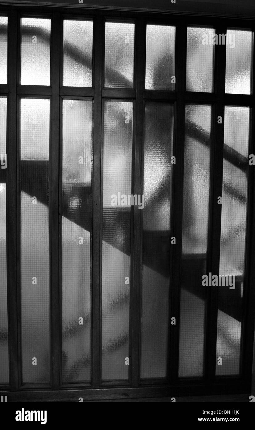 Personne en descendant un escalier, au Royaume-Uni. Banque D'Images