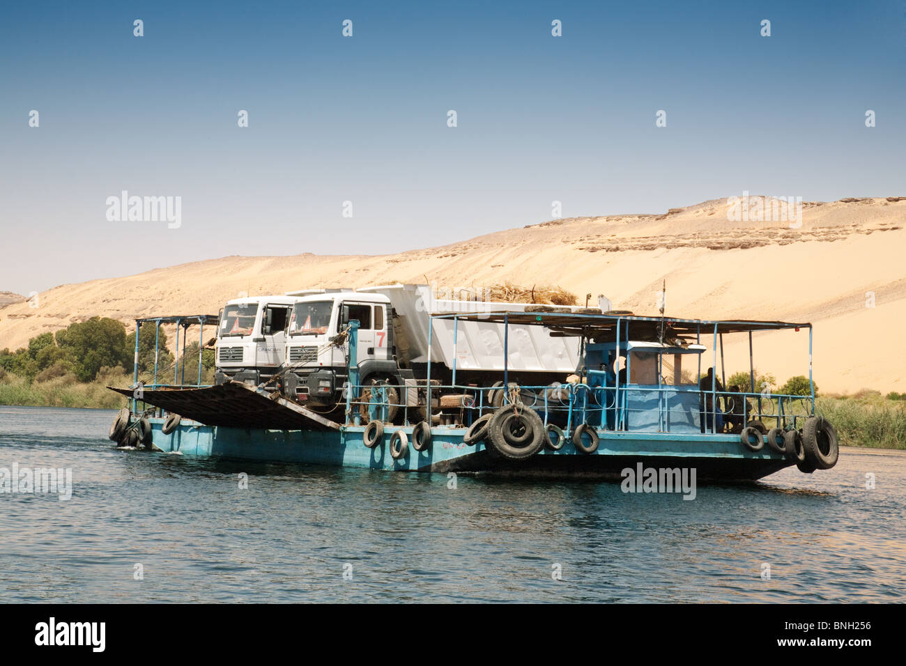 Un ferry transportant des camions sur le Nil à Assouan, en Haute-Egypte Afrique Banque D'Images