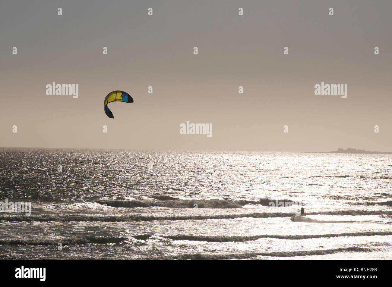 Le kitesurf au large des plages près de Half Moon Bay, Californie Banque D'Images