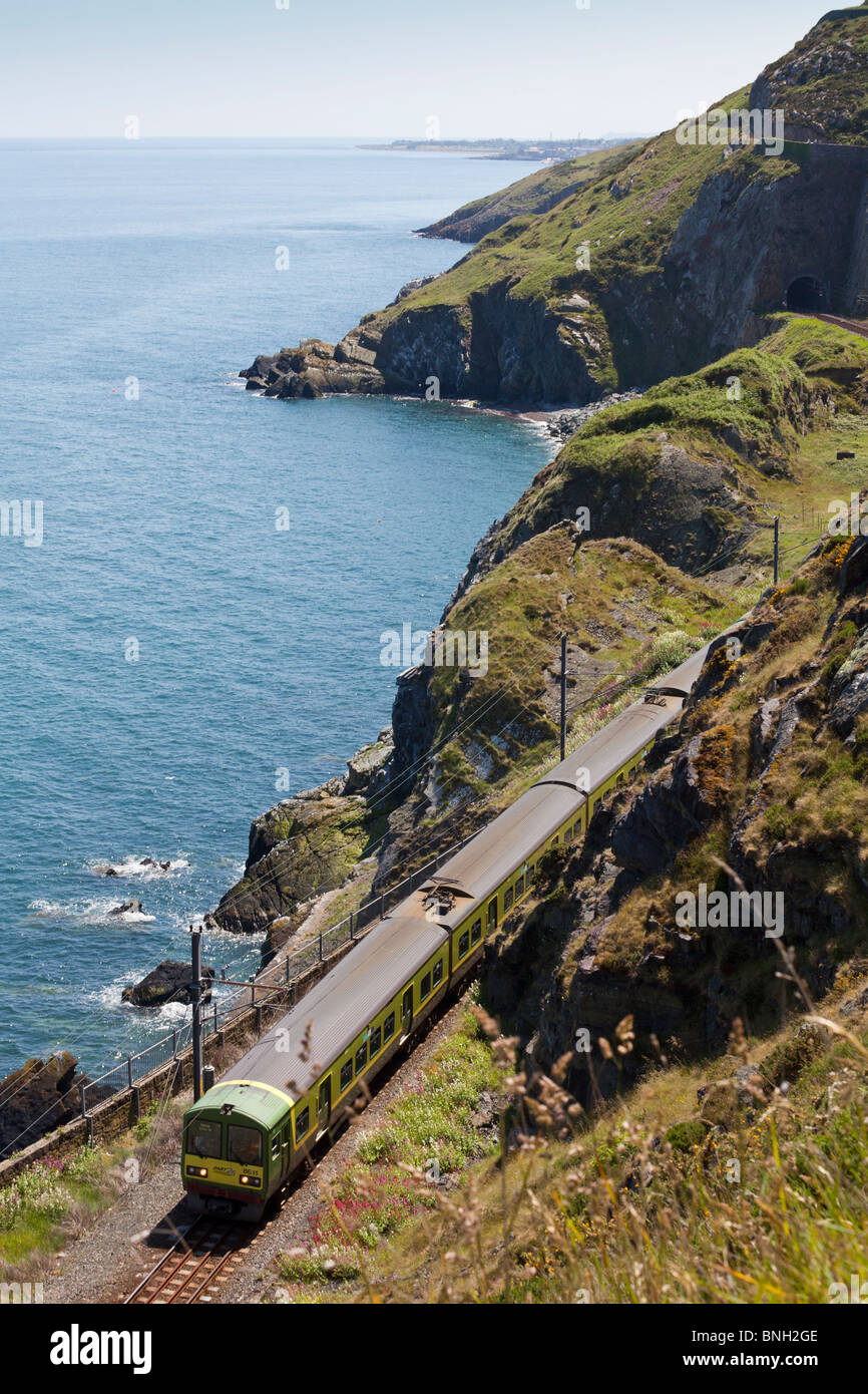 Train DART entre Bray et Greystones, chef de l'Irlande Banque D'Images