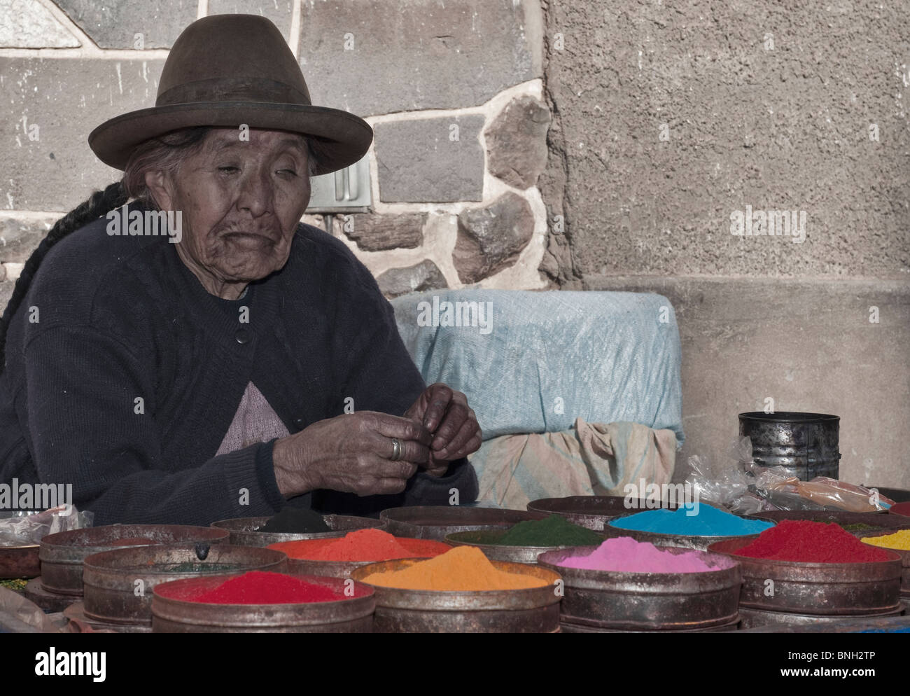 Femme vendant colorants, Pisac, Pérou Banque D'Images