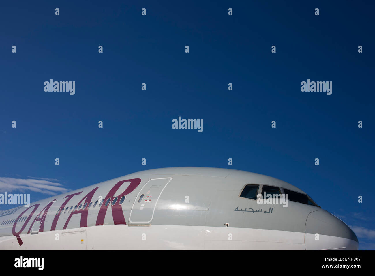 Un Boeing 777ER (Extended Range) Avion de ligne appartenant à la compagnie aérienne Qatar Airways, qui est basé dans l'État du Golfe. Banque D'Images