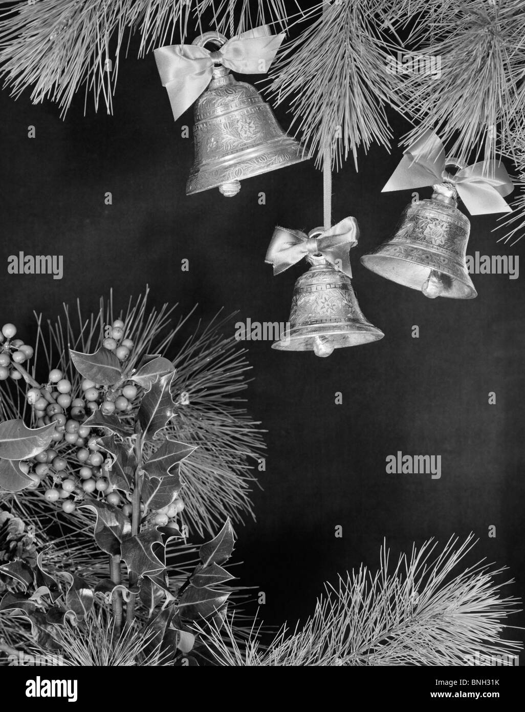 Close-up of Christmas Bells suspendue à un arbre de Noël Banque D'Images