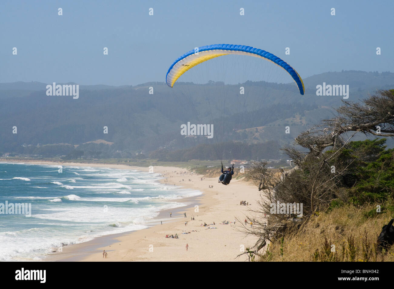 Para vol à voile sur les plages du littoral et les falaises de Half Moon Bay, Californie Banque D'Images