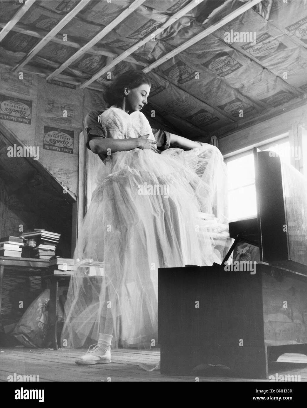 Low angle view of a young woman holding a dress Banque D'Images