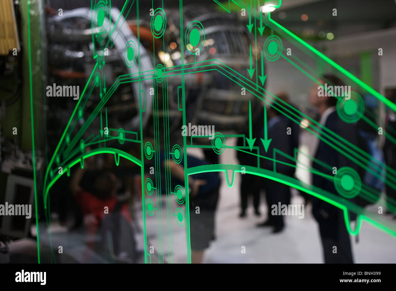 Des problèmes de mise au point à l'arrière-plan, les visiteurs de la General Electric (GE) du moteur à réaction une véritable étude fabricant turbosoufflante GEnx Banque D'Images