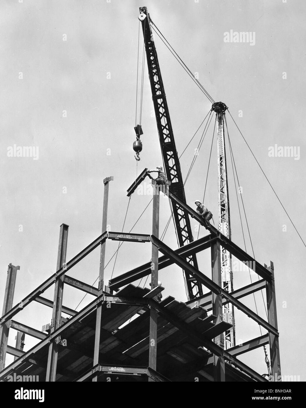 Low angle view de travailleurs de la construction sur un site de construction Banque D'Images