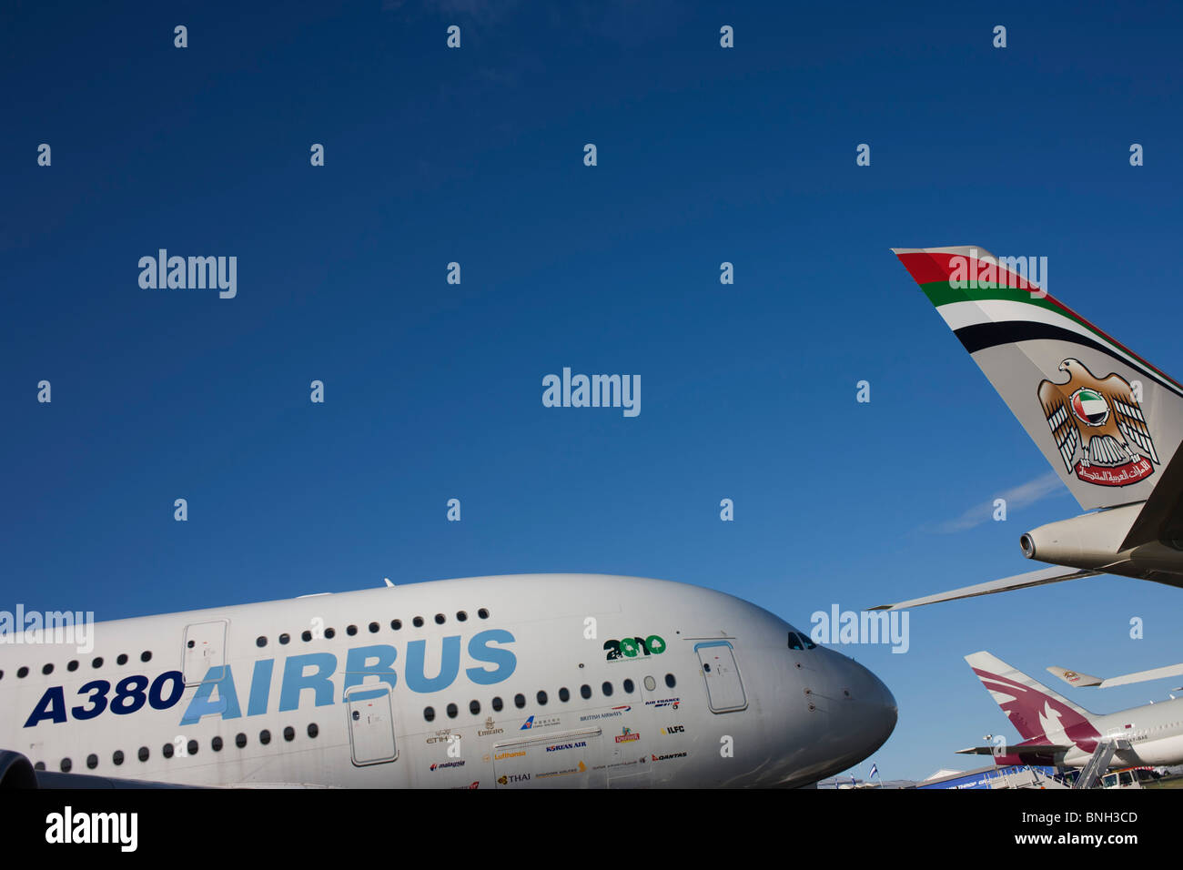 Un Airbus A380 est garé nez à la queue, avec son rival dans le monde du transport aérien, un Boeing 777 appartenant à l'Etihad Airways. Banque D'Images