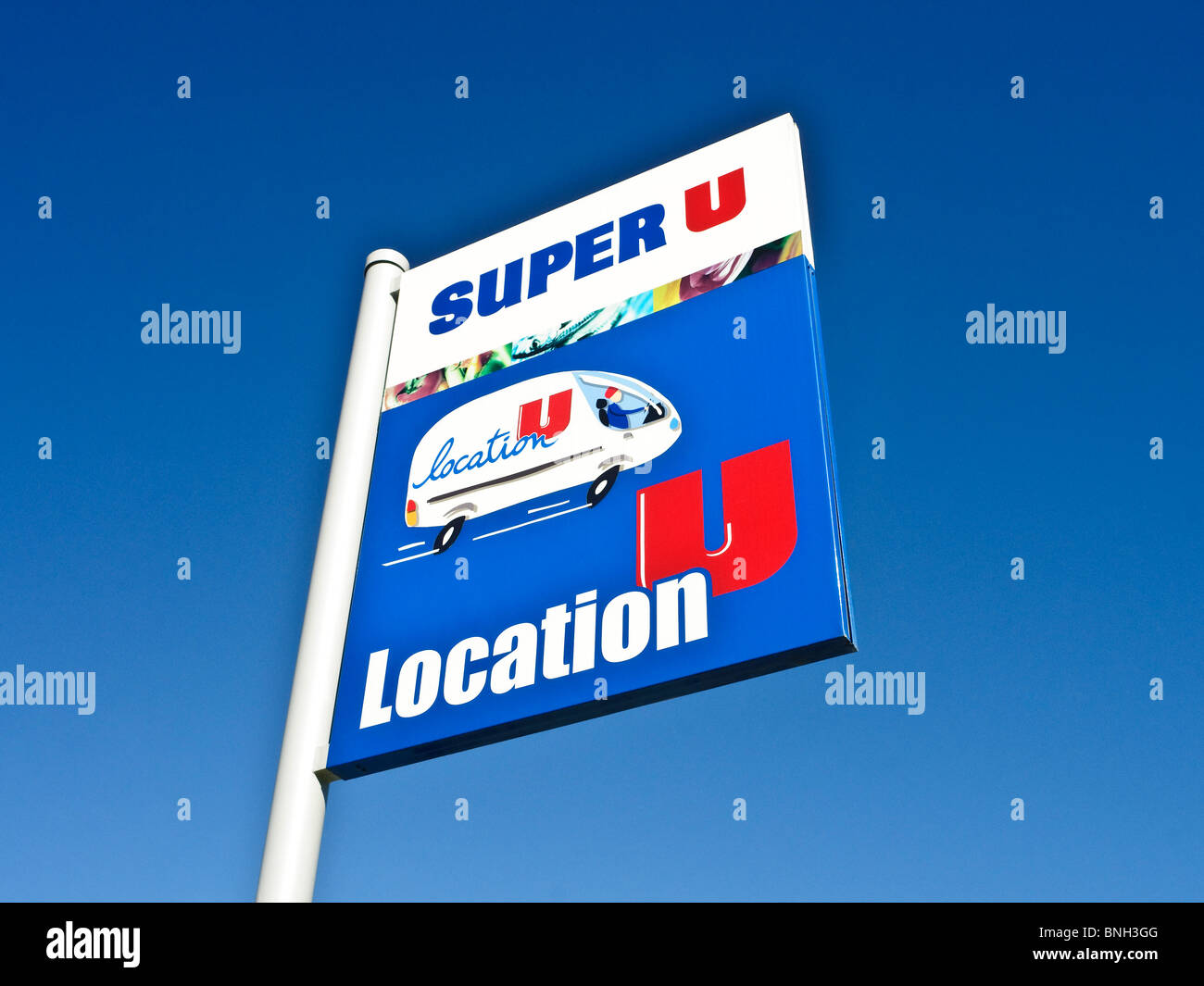 Super U supermarché van transit voitures sign - Vienne, France. Banque D'Images