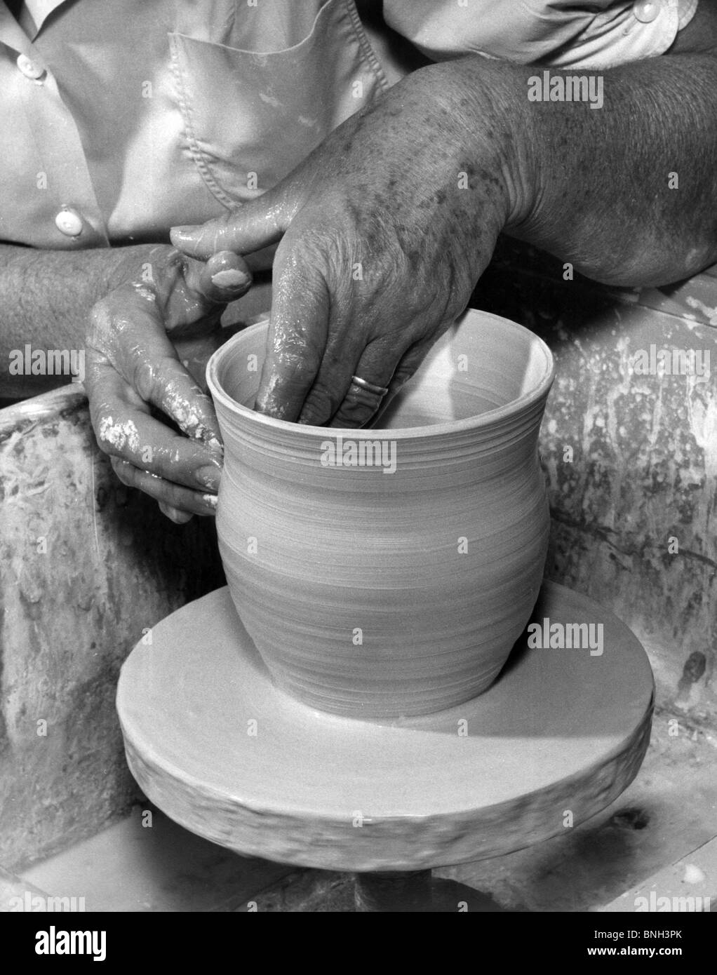 Potter travaillant sur une roue de la poterie Banque D'Images