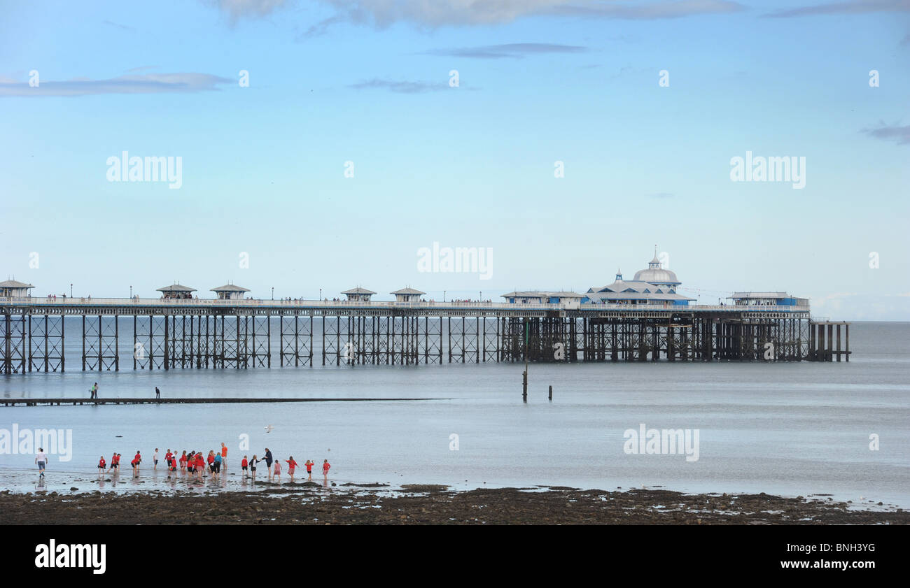 La célèbre jetée de Llandudno au Welsh holiday resort.UK re vacances soleil vacances galles groupes côtiers piers victorian Banque D'Images
