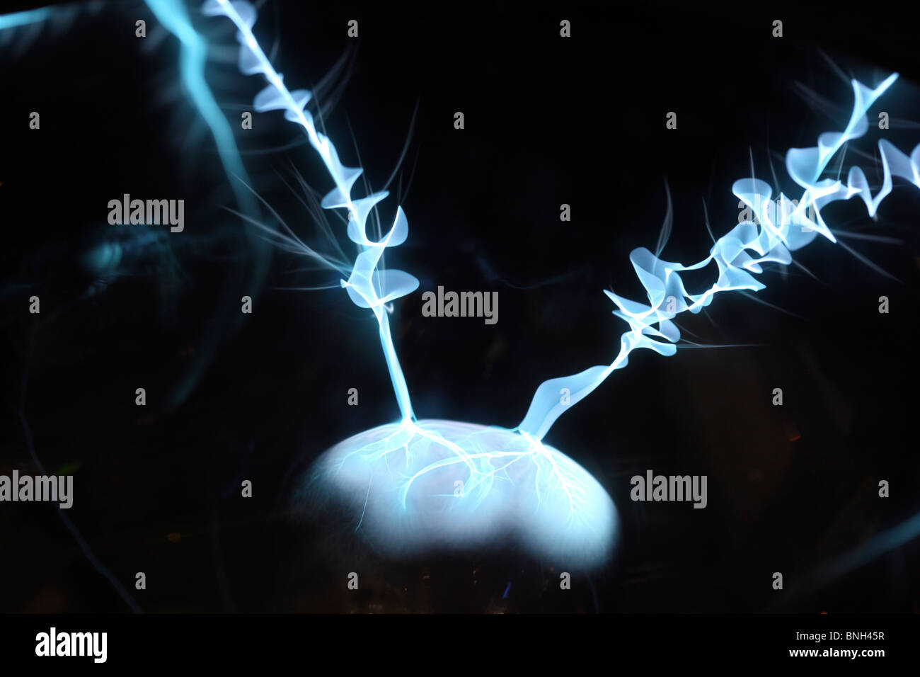 Lampe Plasma, boule d'énergie. Clignote en artificiel génère une bille de verre. Banque D'Images