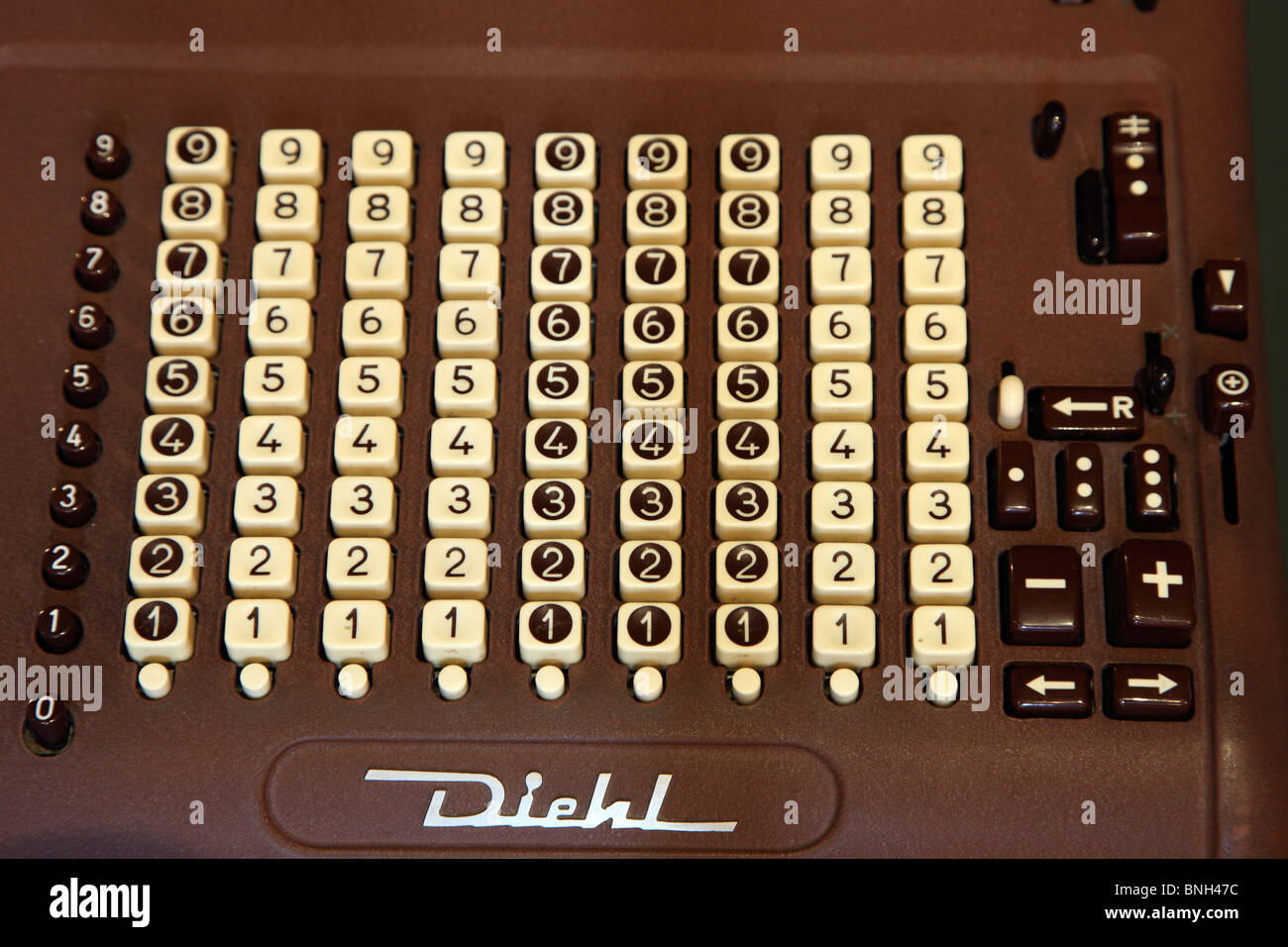 Les chiffres, les touches, les boutons d'une vieille machine à ajouter au début, Ordinateur, Calculatrice. Banque D'Images