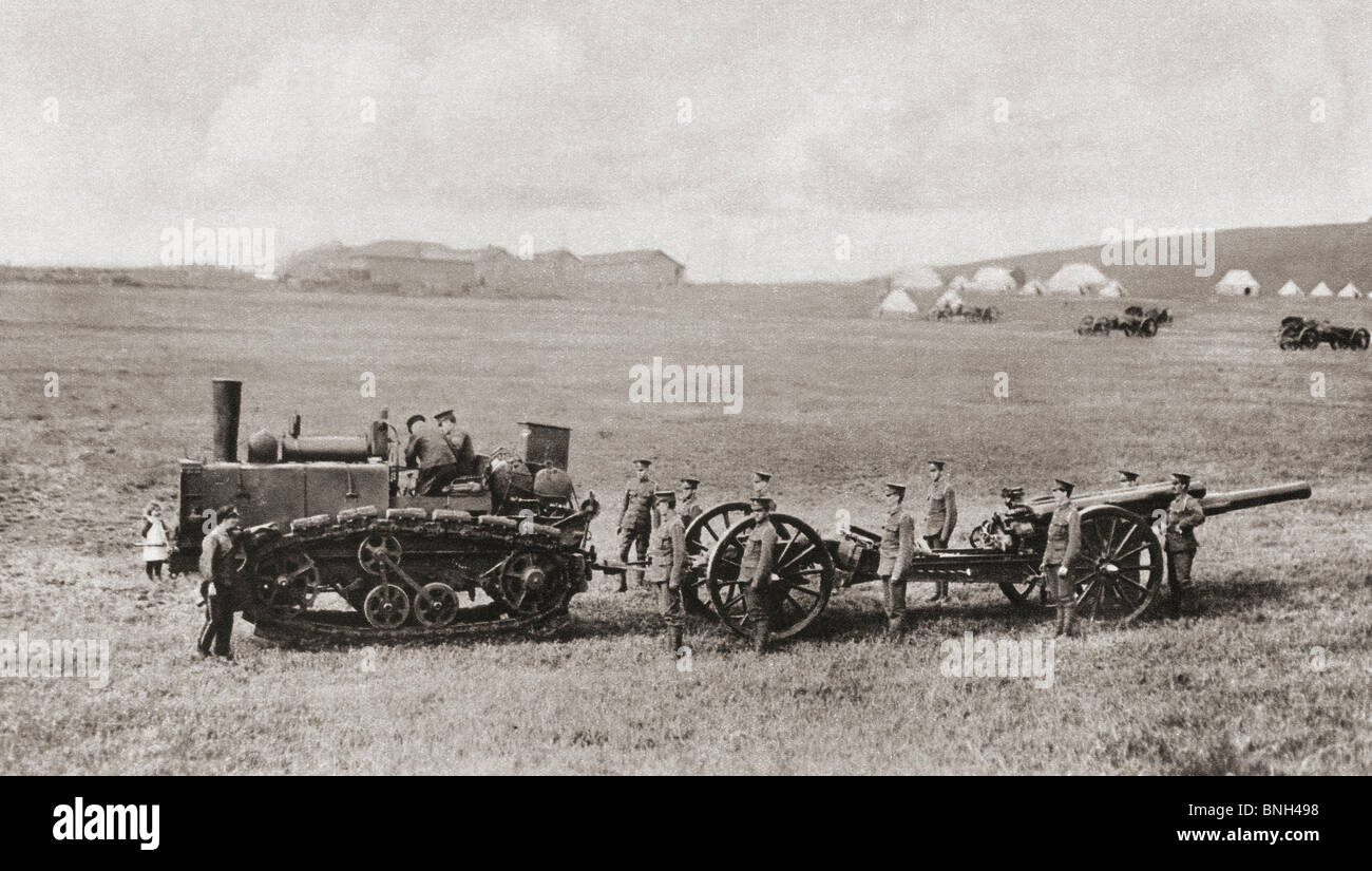 Un moteur de traction à roues Caterpillar dessiner une mitrailleuse lourde britannique pendant la Première Guerre mondiale. Banque D'Images