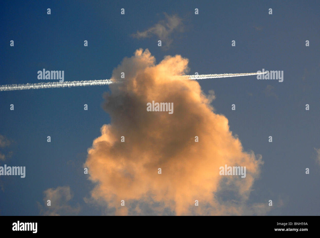 Avion décolle trainées dans le ciel, avion à réaction laissant traînée Banque D'Images
