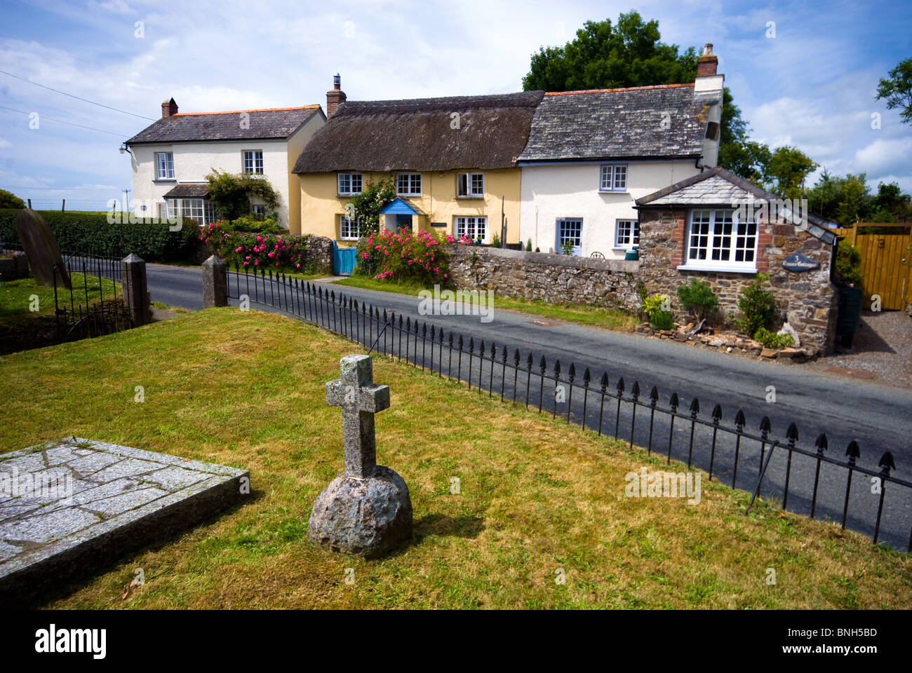 Maisons de campagne avec des roses autour de la porte dans le quartier tranquille de North Cornwall Petherwin ,typiquement sur une journée d'été dans le sud-ouest . Banque D'Images