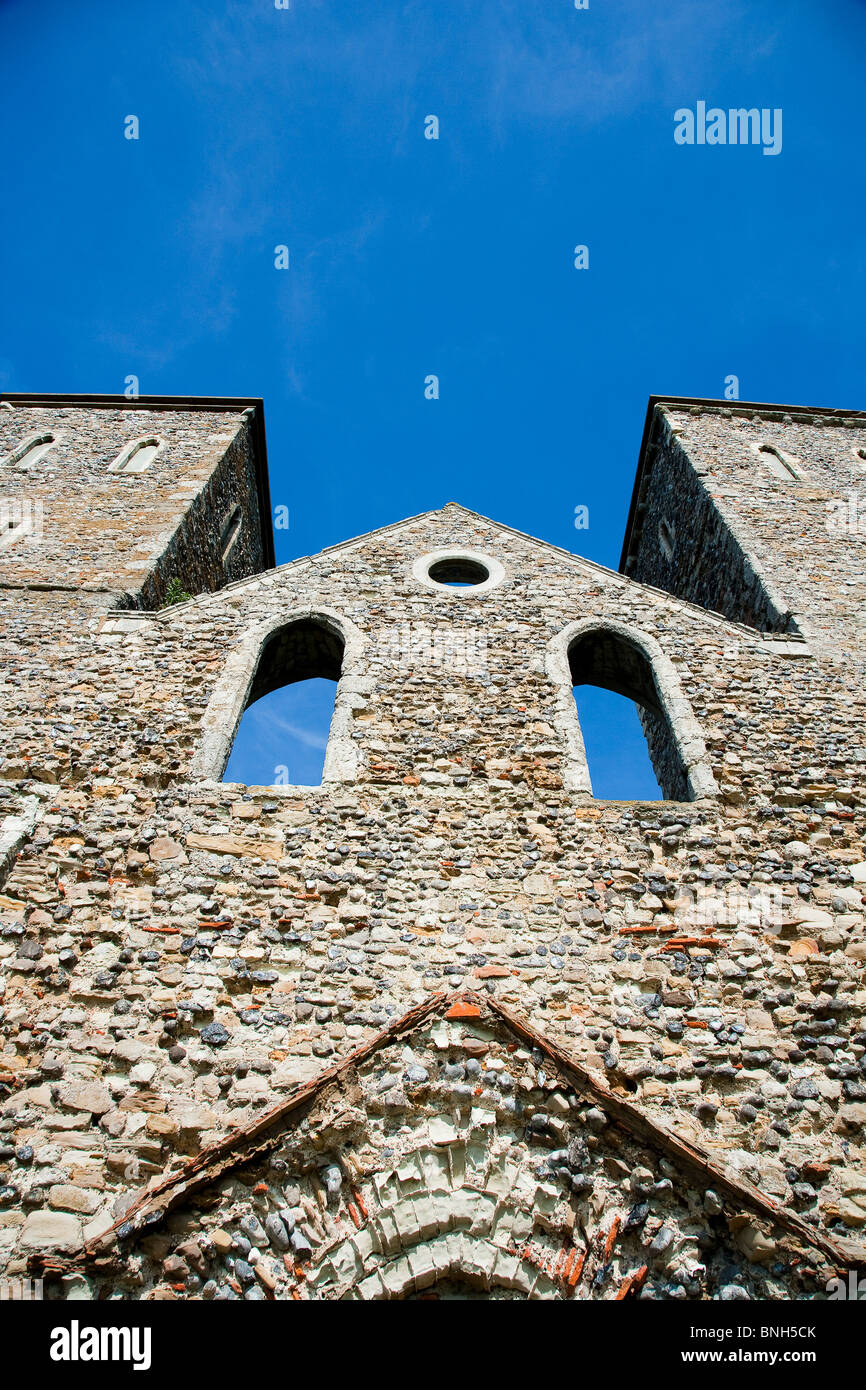 Reculver château sur la côte du Kent. Tours jumelles de Saint Mary's Church Banque D'Images