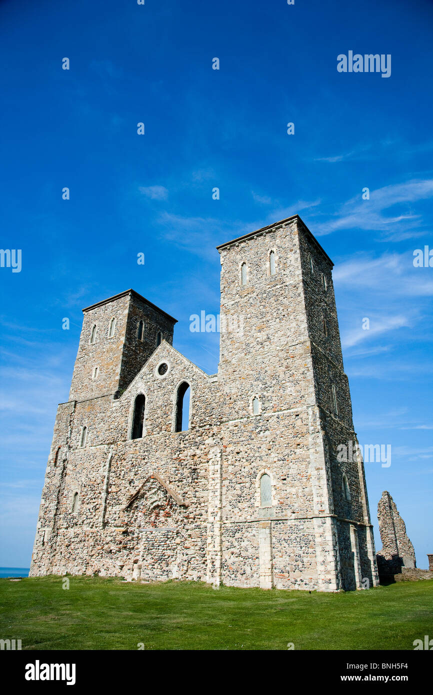 Reculver château sur la côte du Kent. Tours jumelles de Saint Mary's Church Banque D'Images