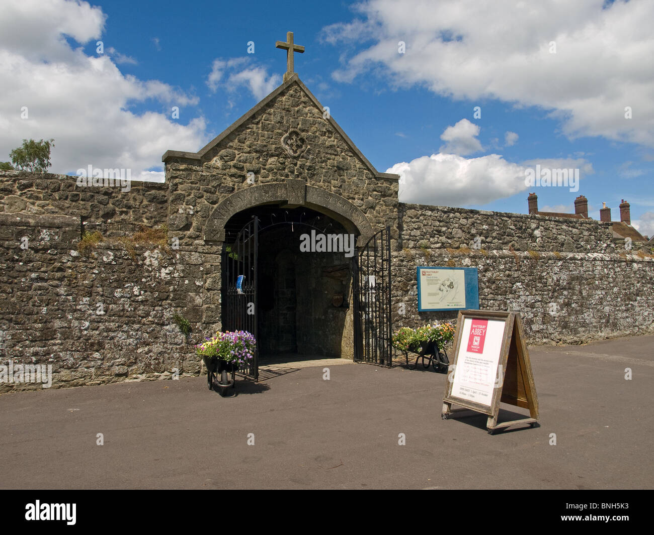 Entrée au Musée de l'abbaye de Shaftesbury Dorset England UK et Jardin Banque D'Images