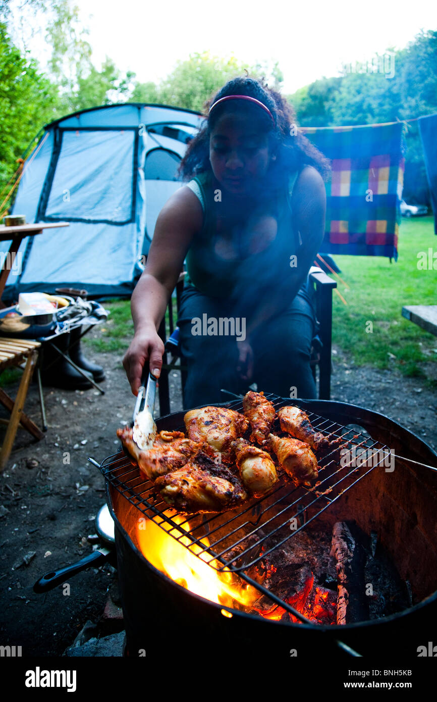 La cuisson au feu de camp dans le Kent. Poulet barbecue Banque D'Images