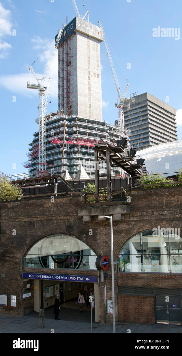 La station de métro London Bridge & le tesson gratte-ciel en construction Banque D'Images