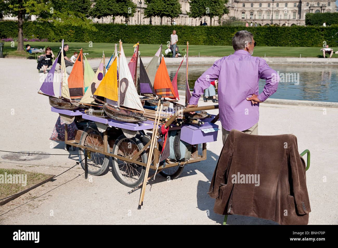 Location de bateau jouet près du Louvre Banque D'Images