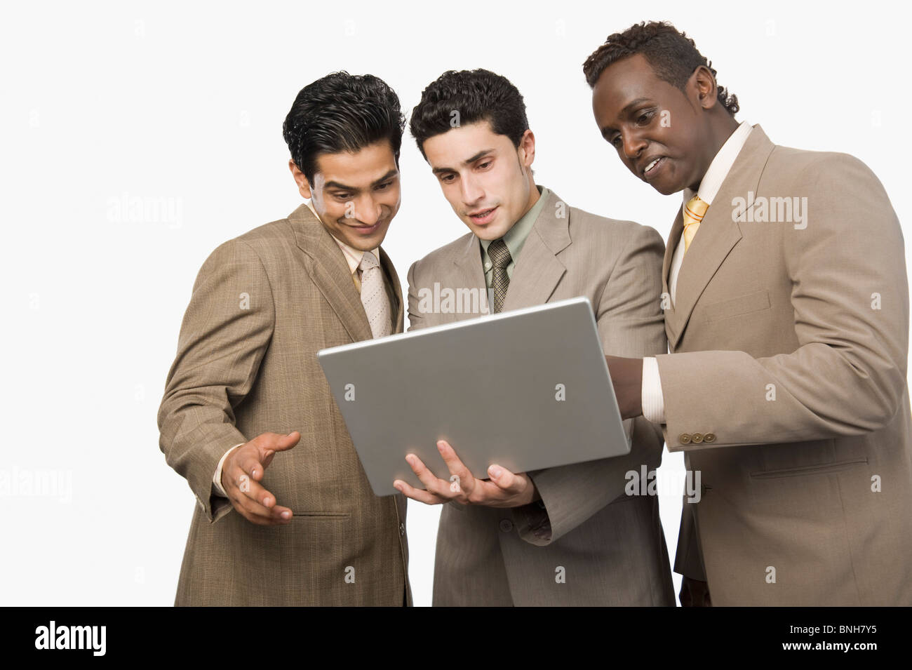 Trois hommes d'article avec un ordinateur portable Banque D'Images