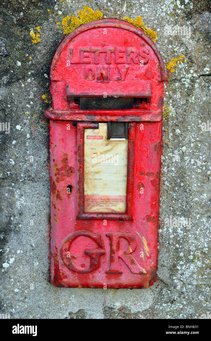 Île de Lewis. Outer Hebrides old post box sur mur cottage Banque D'Images