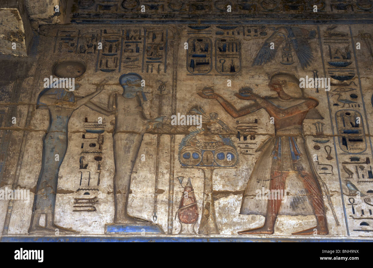 Temple de Ramsès III. Le pharaon en faisant des offrandes devant Tefnout déesse et dieu Ptah. L'Égypte. Banque D'Images