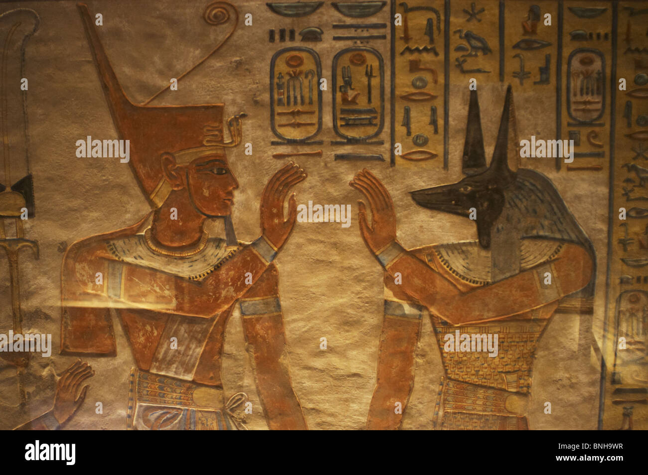 Tombe de Amen Khopshef, fils de Ramsès III. Reliefs polychromes décorant les murs de la chambre funéraire. Dieu Anubis sur la droite Banque D'Images