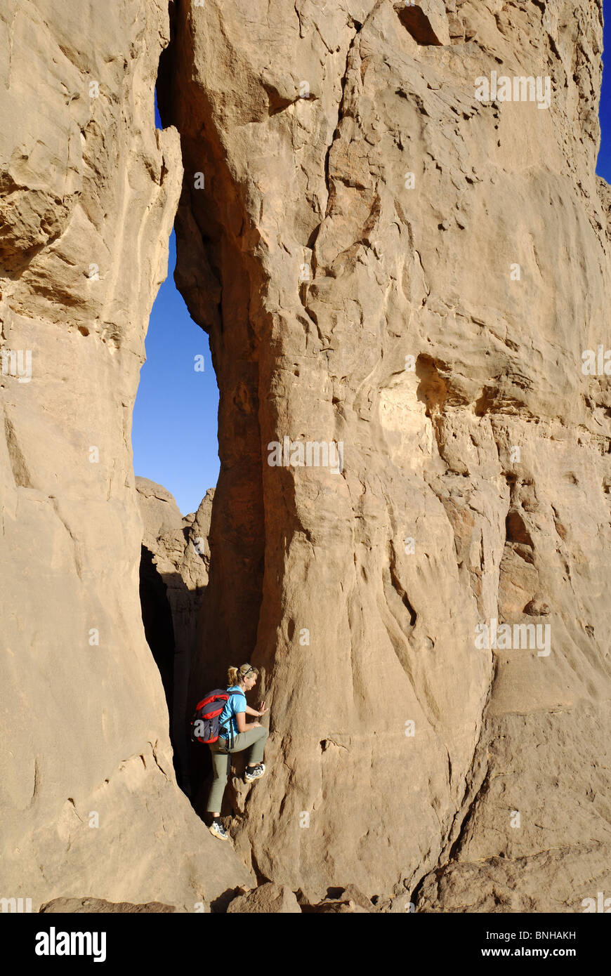 L'Algérie Sahara El Ghessour vous Tassili Hoggar Tamanrasset Wilaya Aventure Afrique sport de montagne alpiniste de falaise falaise curve Banque D'Images