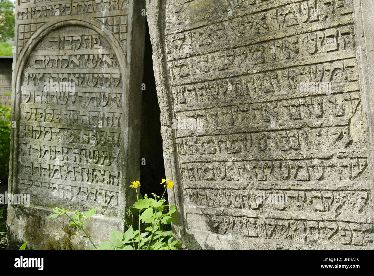cracovie-pologne-pierre-tombale-inscription-en-hebreu-cimetiere-juif-vieille-ville-europe-tombe-cimetiere-inscriptions-historiques-voyage-juif-bnhatc.jpg cracovie-pologne-pierre-tombale-inscription-en-hebreu-cimetiere-juif-vieille-ville-europe-tombe-cimetiere-inscriptions-historiques-voyage-juif-bnhatc.jpg