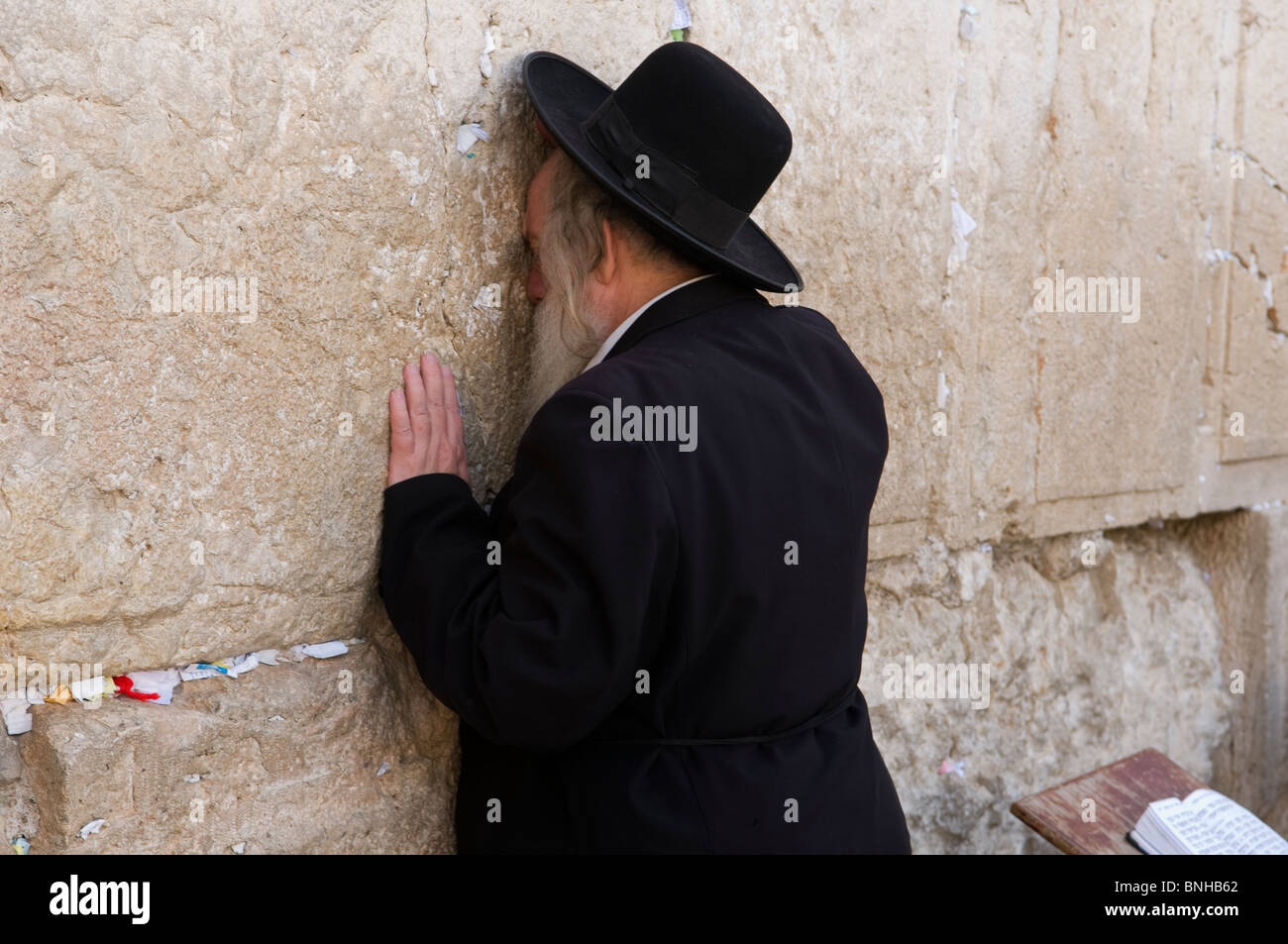 Juif hassidique dans la prière au Mur Occidental à Jérusalem Banque D'Images