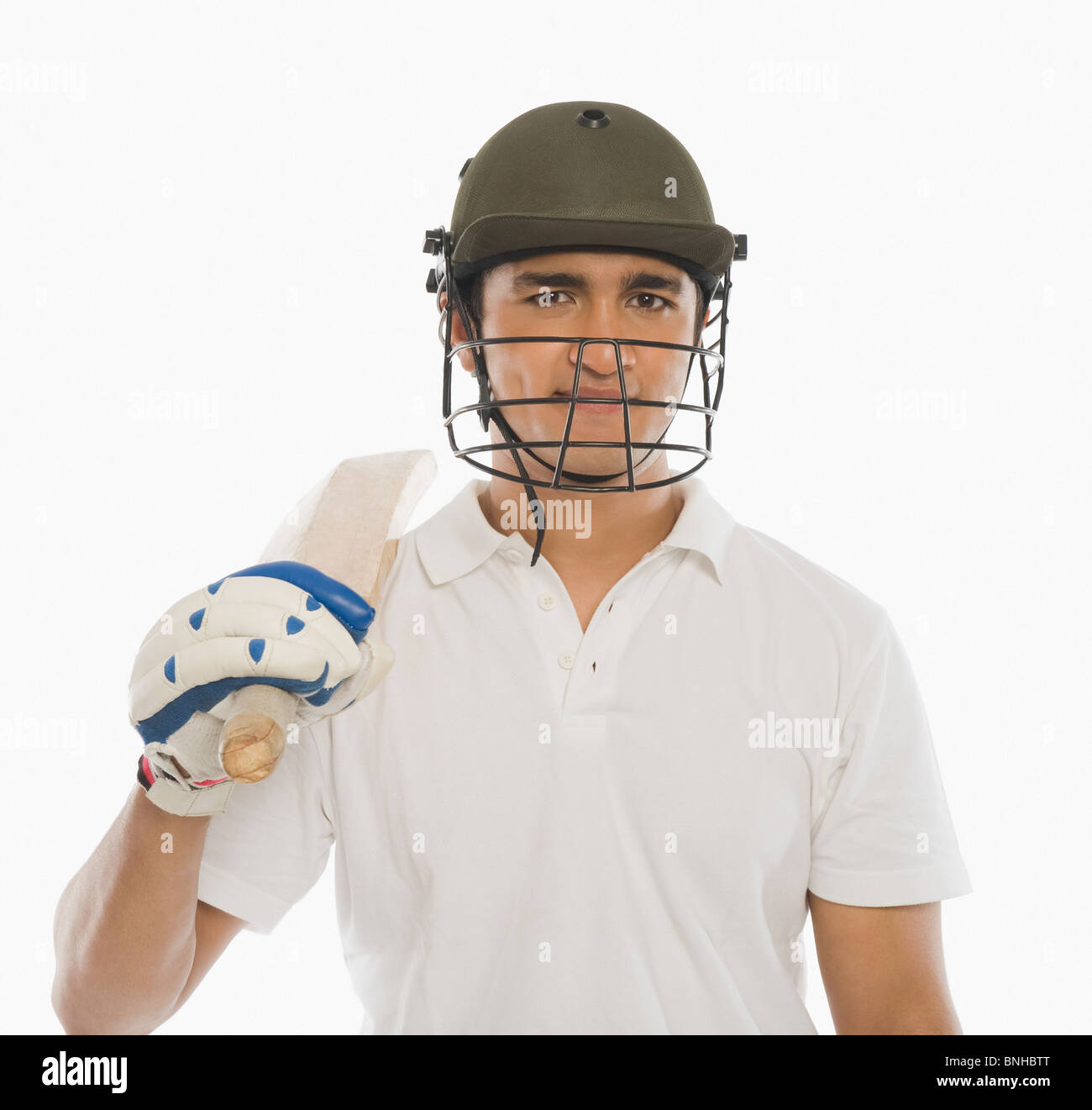 Portrait d'un batteur de cricket tenant un bâton et smiling Banque D'Images