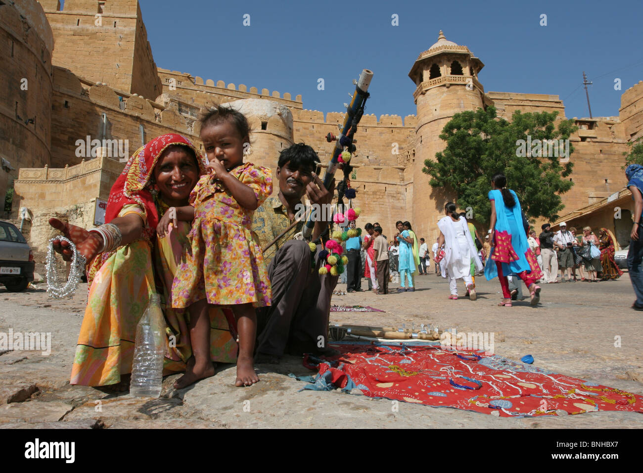 Les vendeurs de souvenirs en face de la porte principale de l'ancienne forteresse de Jaisalmer, Rajasthan, India Banque D'Images