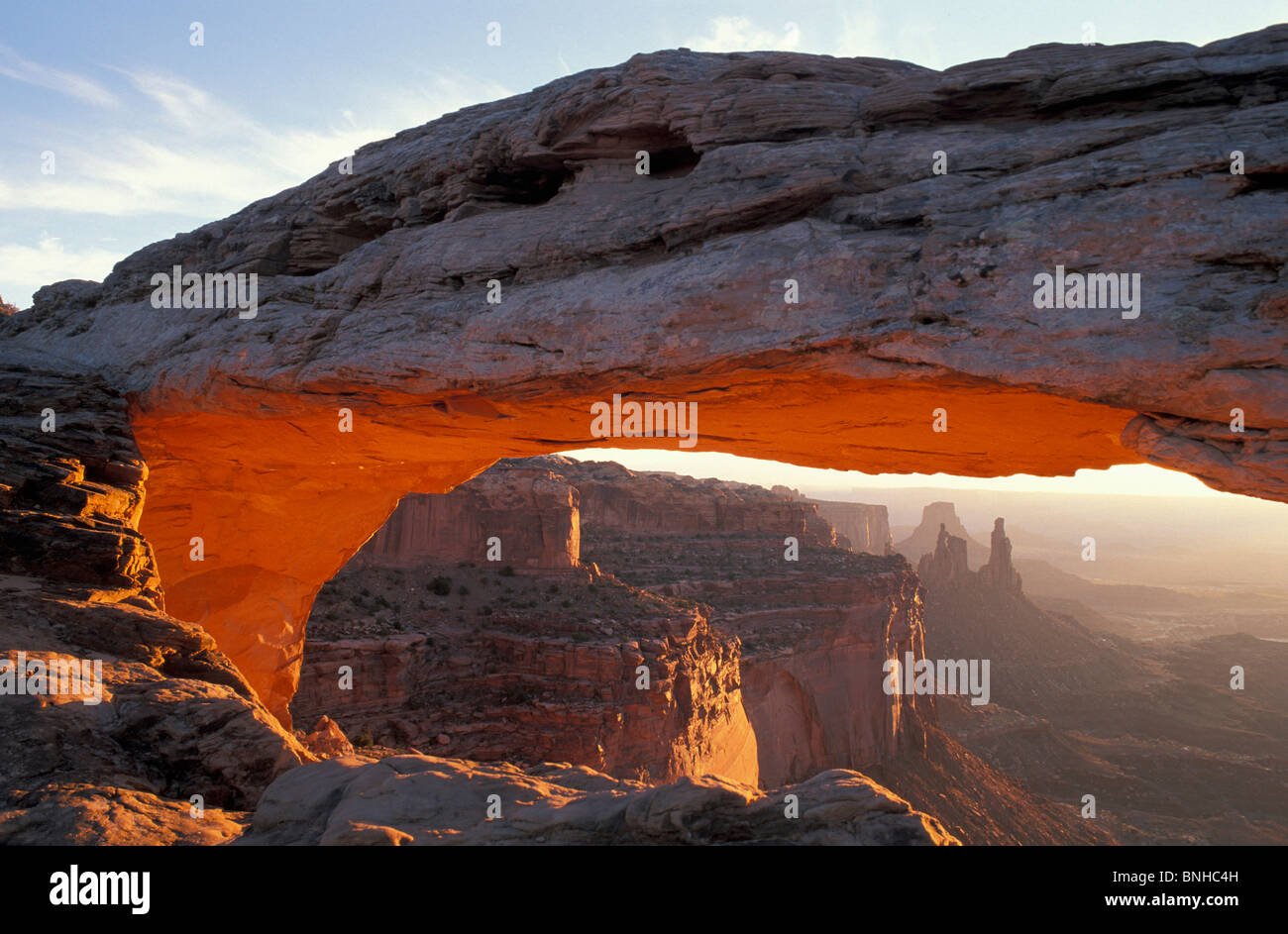 Moab Utah USA Lever du Soleil à Mesa Arch dans le district de l'Île Ciel Canyonlands National Park Bridge Arch Rock Rocks Landscahft Banque D'Images