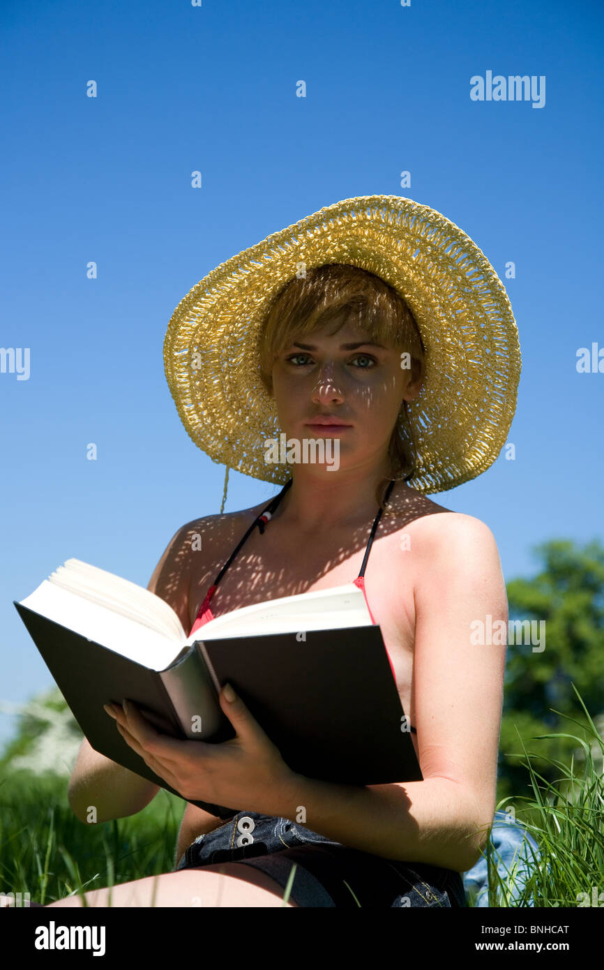 Girl reading book in Park Banque D'Images