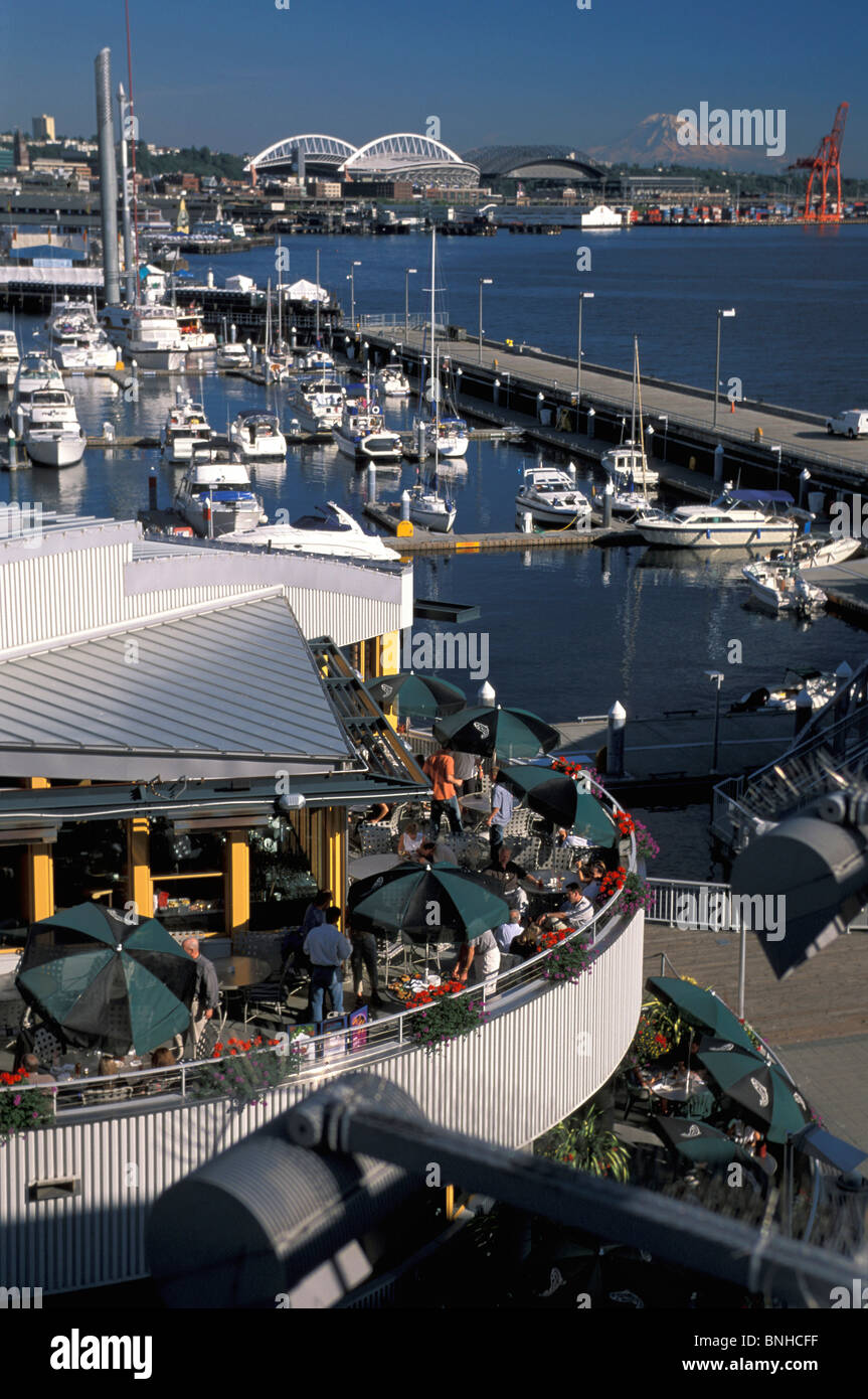Usa Seattle Bell Street Pier Elliott Bay Restaurant l'État de Washington Harbour Harbour Bateaux Personnes United States of America Banque D'Images