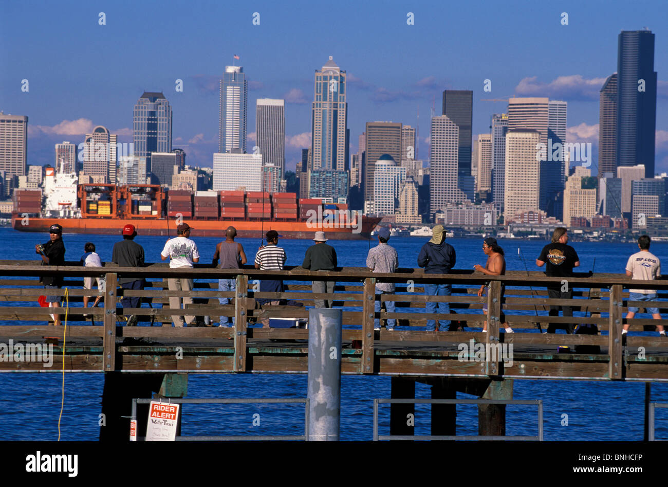 États-unis l'État de Washington Seattle Elliott Bay jetée de pêche pêcheurs Skyline City Ville États-Unis d'Amérique Banque D'Images
