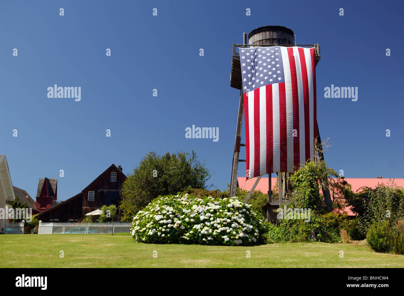 Usa Californie Mendocino American Flagg Water Tower Garden House Style Patriotique United States of America Banque D'Images