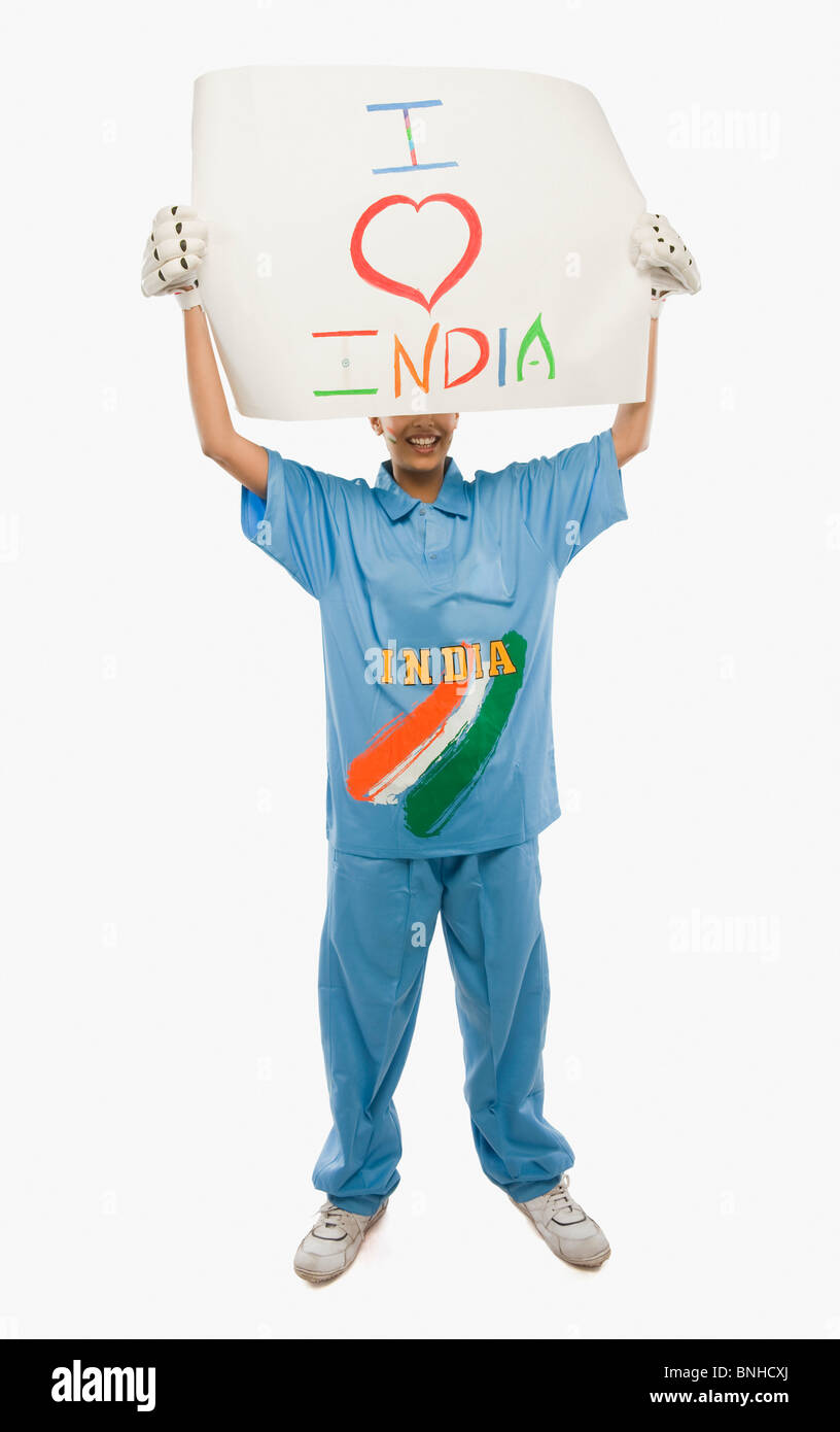 Femme en uniforme de cricket holding a placard avec texte j'aime l'Inde écrit dessus Banque D'Images