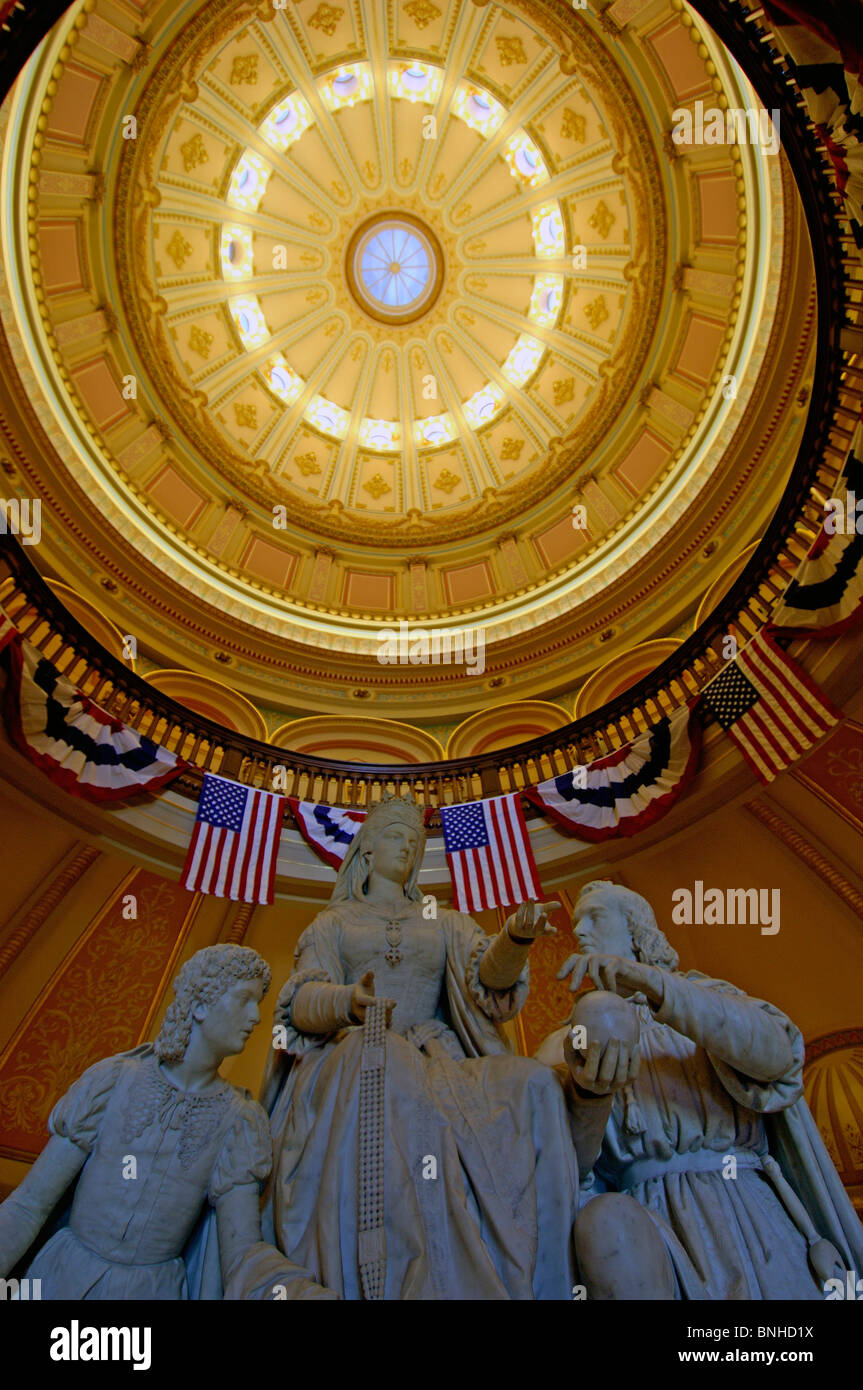 Usa Los Angeles California State Capitol à l'intérieur de l'architecture à l'intérieur des statues Dôme Drapeaux United States of America Banque D'Images