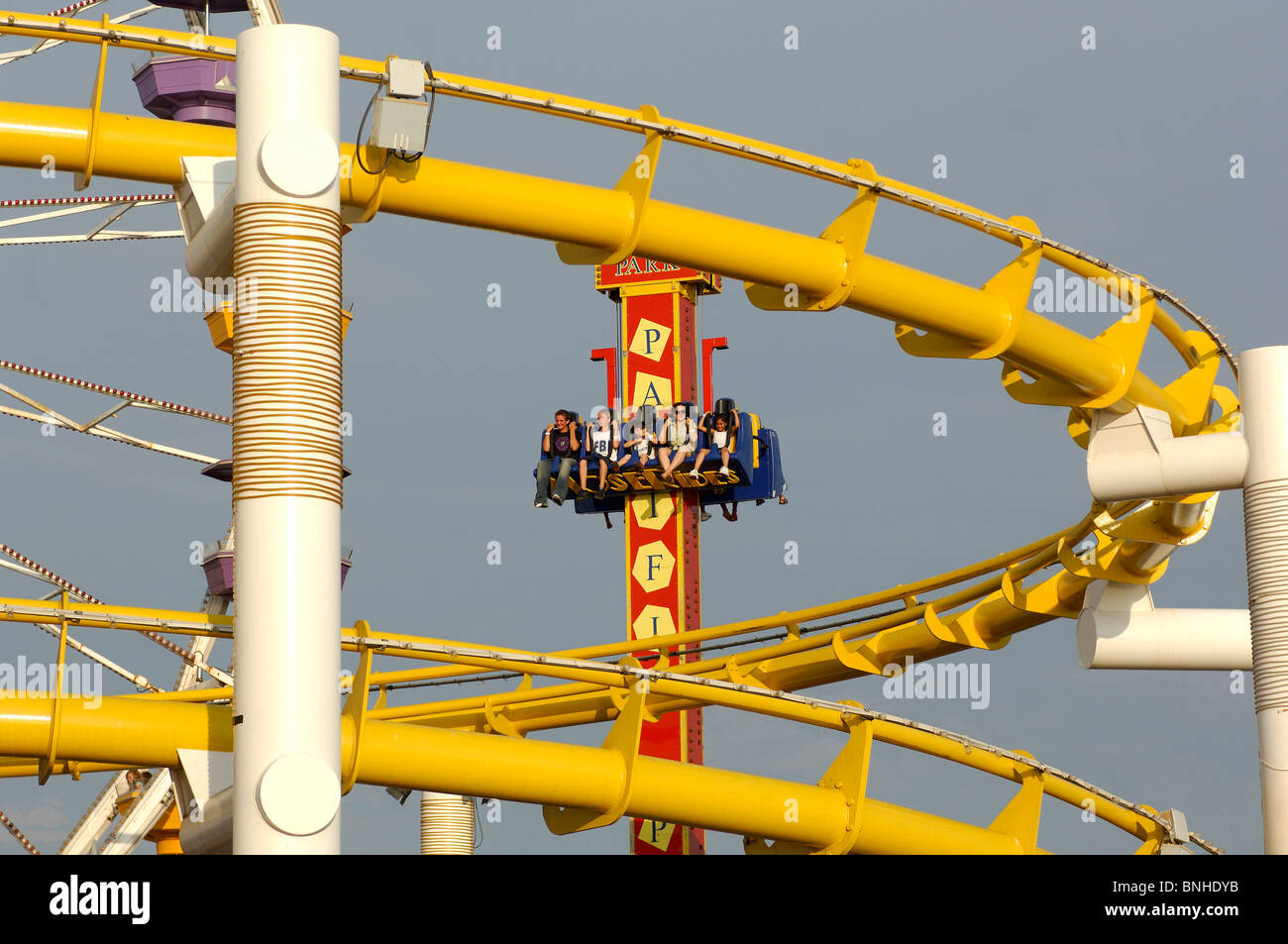 Usa Los Angeles California Santa Monica Pier Santa Monica Beach Manèges Rollercoaster Personnes divertissement amusant thème Banque D'Images