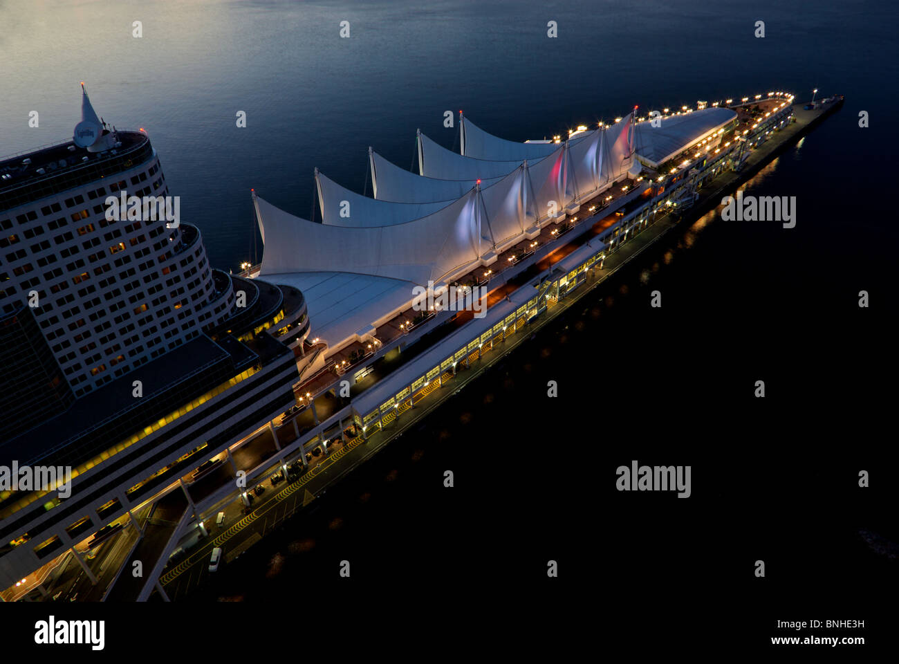 Vue aérienne de voiles en téflon illuminé sur Vancouver Trade and Convention Centre et l'hôtel Pacifique de casserole au crépuscule Banque D'Images