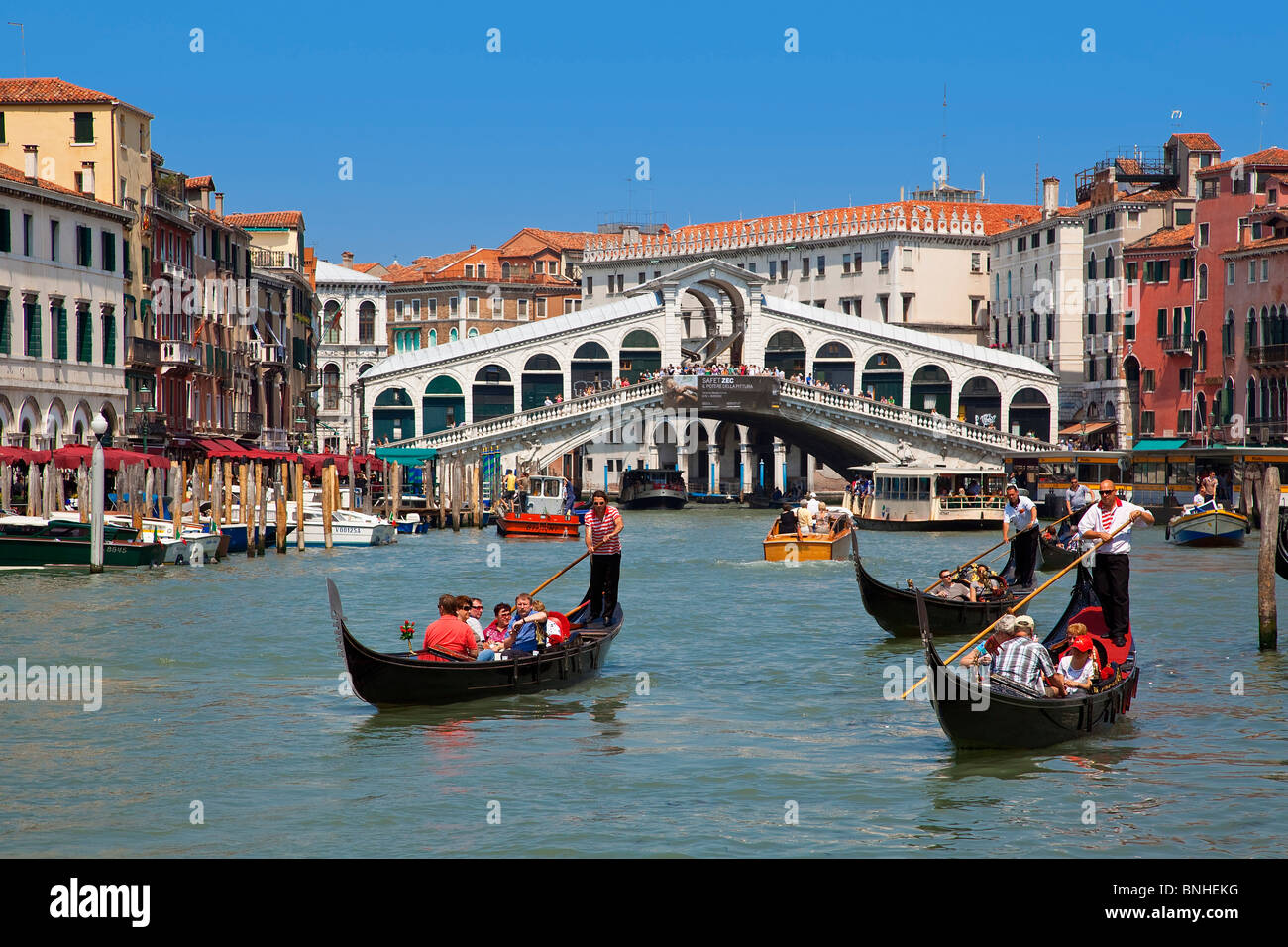 L'Europe, Italie, Vénétie, Venise, classé au Patrimoine Mondial par l'UNESCO, le Pont du Rialto et le Grand canal Banque D'Images