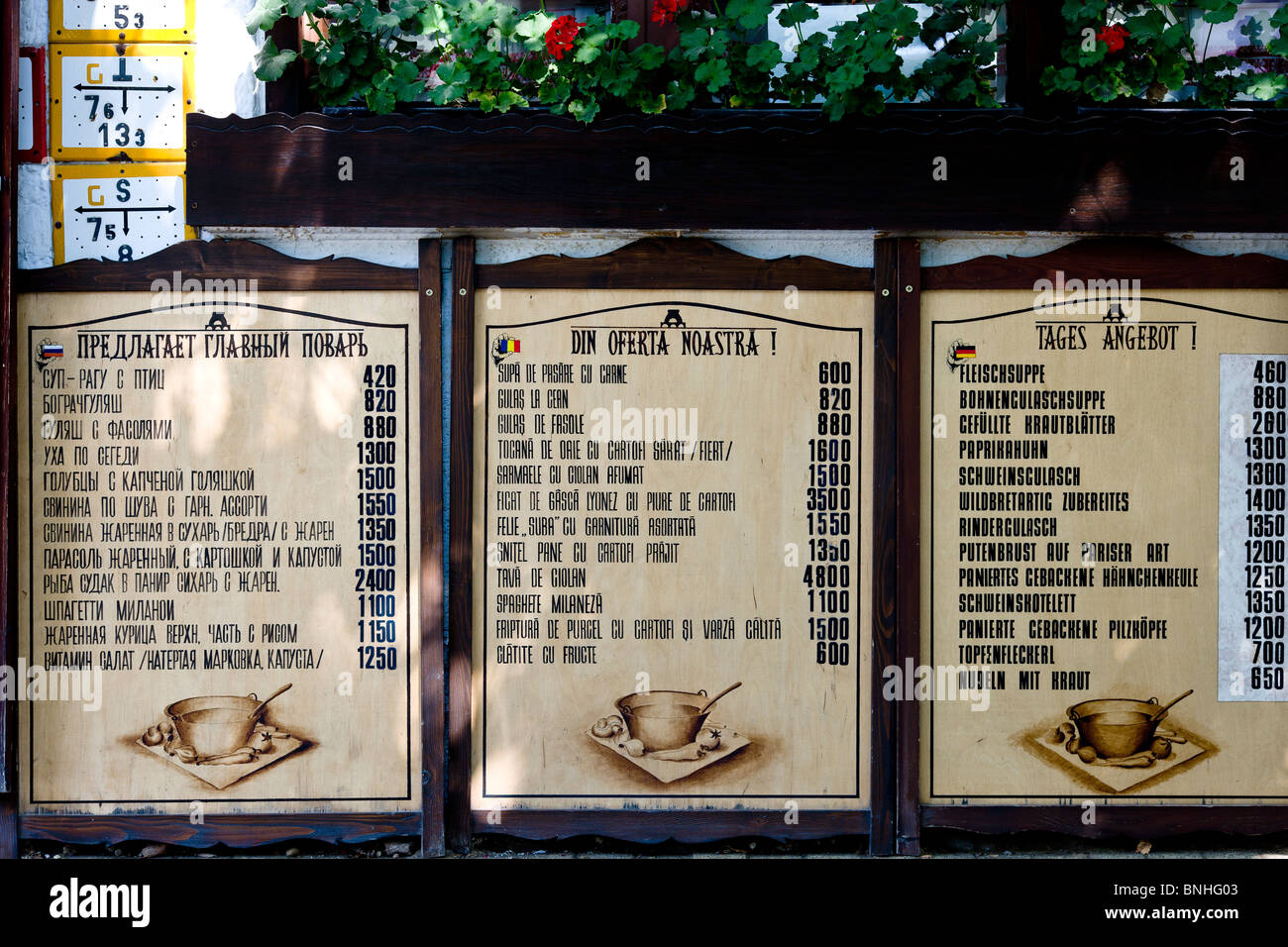 Carte de menu multilingue (touristique ciblées) en face d'un restaurant en Haiduszoboszlo La Hongrie Banque D'Images