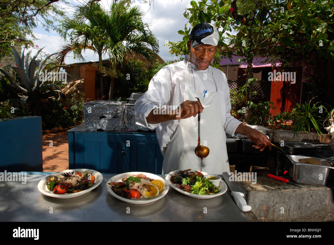 Caribbean Treasure Beach Jamaïque Restaurant Jack Sprat Jake'S HÔTEL Calabash Bay Préparation cuisiner à l'extérieur extérieur homme Cook Banque D'Images