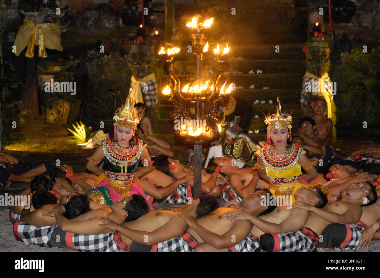 Asie Indonésie Bali Kecak Ubud Emplacement voyage tradition traditionnelle monkey dance group la population locale les habitants fire Banque D'Images